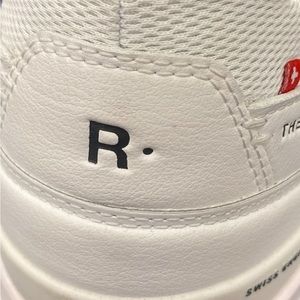 Men’s ON The Roger Center Court Sneakers sz 12